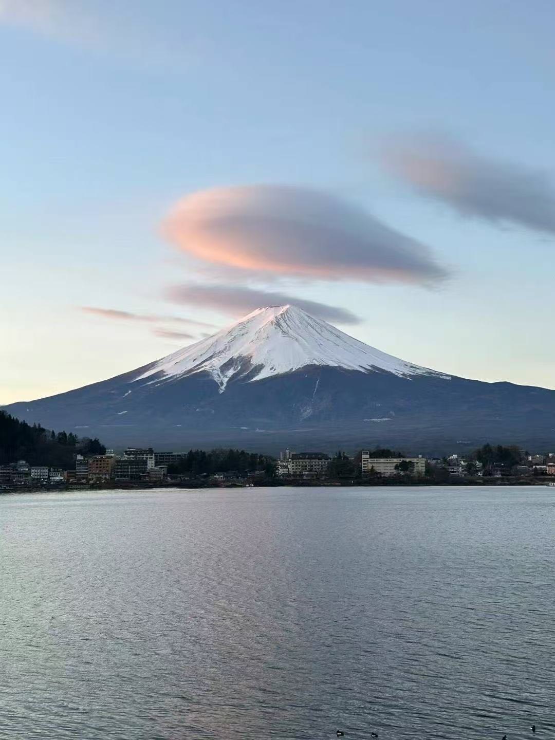 富士山与湖畔风景